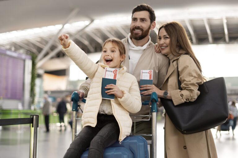 Eine glückliche Familie vor ihrer Reise am Stuttgart Flughafen.