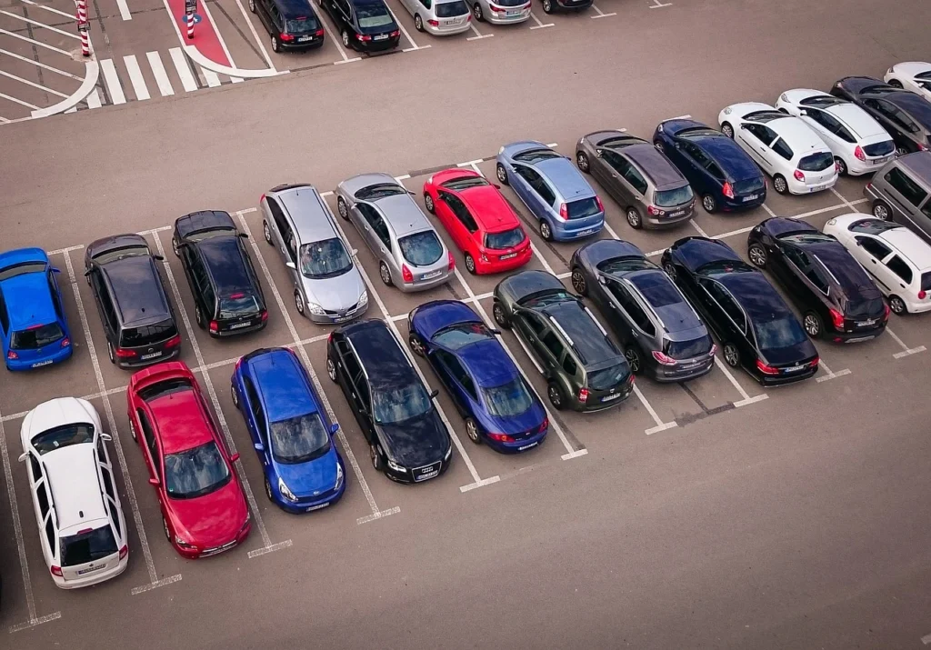 Parkplätze, die Reisende am Stuttgart Flughafen buchen können. Die Stellplätze sind teilweise mit Autos besetzt und teilweise frei.